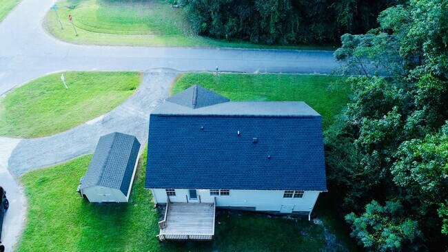 Building Photo - 1000 Meadowgreen Dr