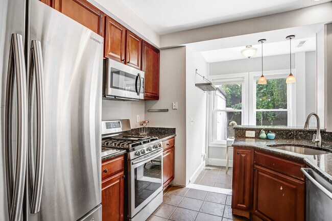 Building Photo - 1326 Otis Pl NW