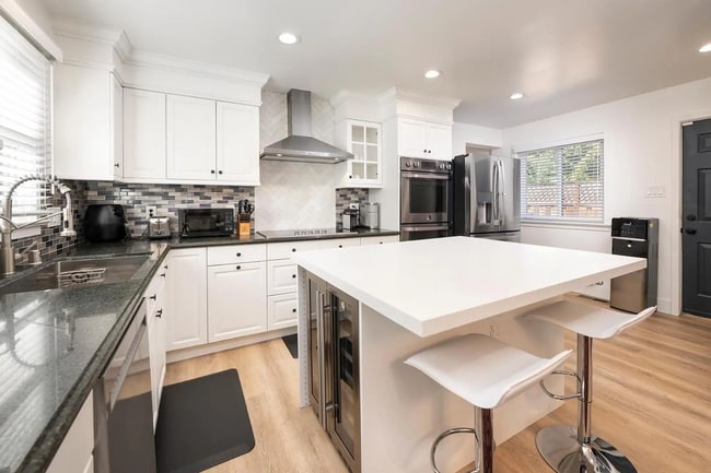 Building Photo - 1326