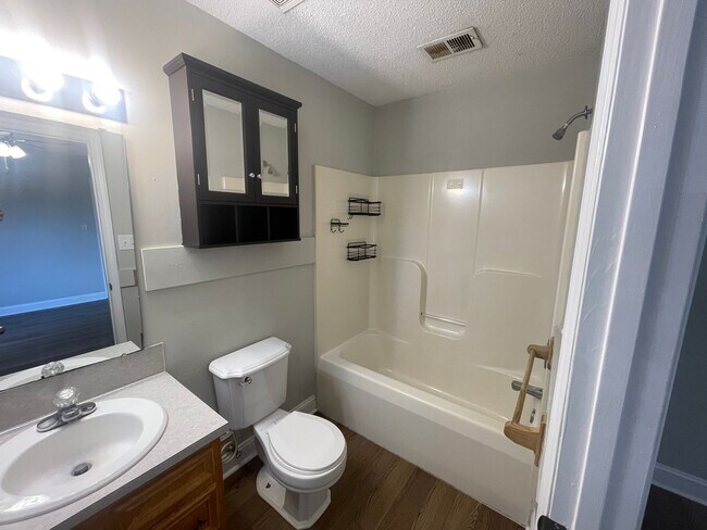 Building Photo - Available Now! Desirable 2 bed 2 bath dupl...