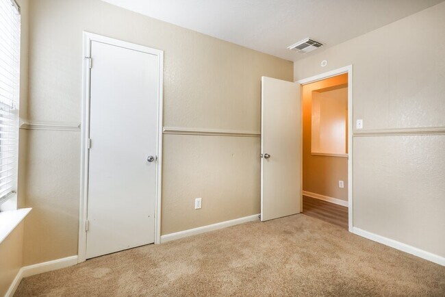 Building Photo - 11422 Seven Sisters Dr