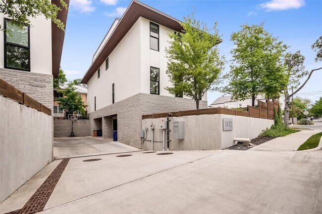 Building Photo - 1410 Woodlawn Blvd