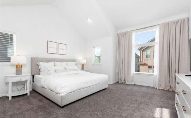 Building Photo - Beautiful 4 bedroom 3.5 bathroom home