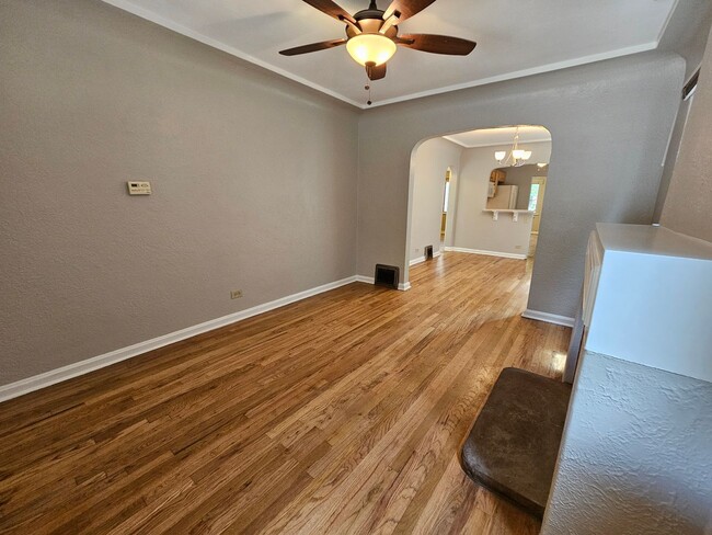 Building Photo - Alamo Placita Adorable 3 Bed 2 Bath Bungalow w/ CACH, Garage, Fenced Yard & More