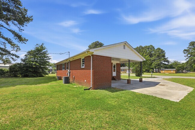 Building Photo - 1813 Fearing Ave
