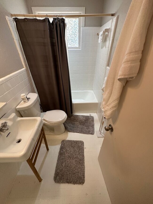 Building Photo - Duplex down town prattville