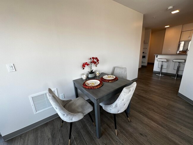 Building Photo - 409 Elm St