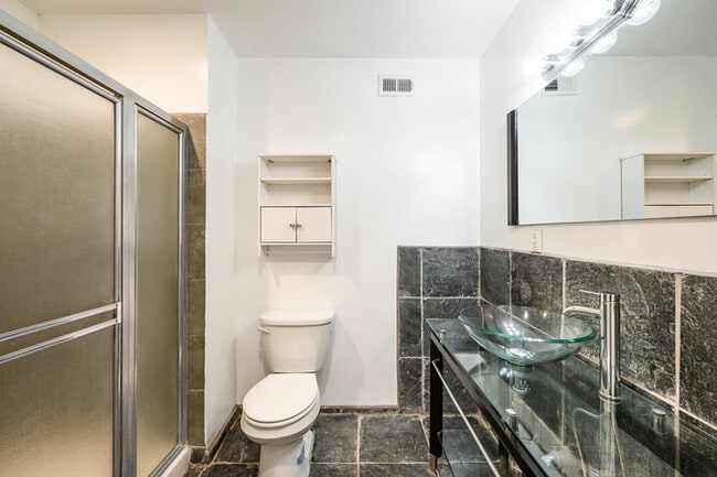 Building Photo - Beautifully Renovated 3BR/2BA Single-Story...