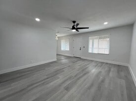 Building Photo - 657 W Parlier Ave