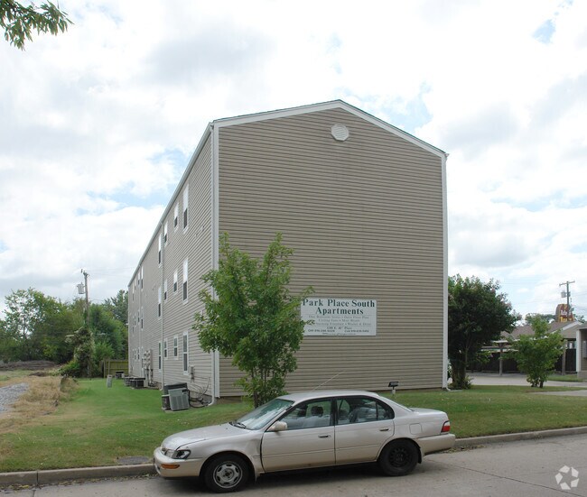 Building Photo - 1318 E 41st Pl