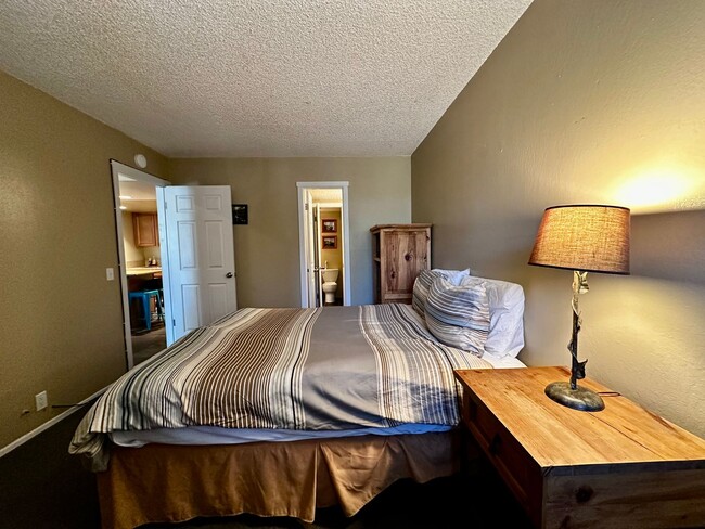 Building Photo - Spacious 2 Bed + Bonus Bedroom, 2 Bath Apa...
