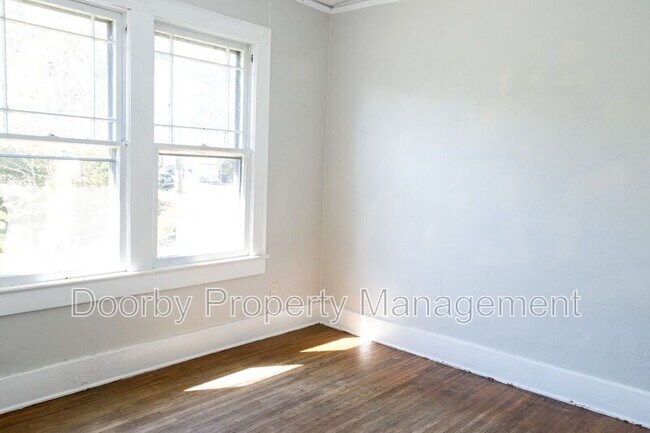 Building Photo - 910 S Crest