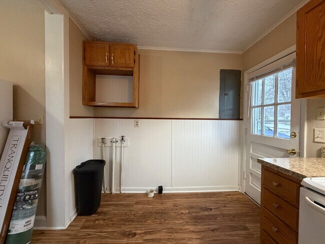 Building Photo - Now Ready: 2BR, 1BA duplex (Do not apply without speaking with us first.)