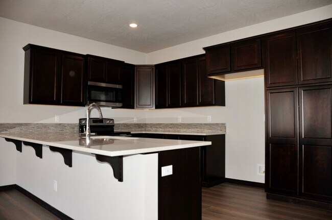 Building Photo - Woodbridge South Neighborhood 3/2