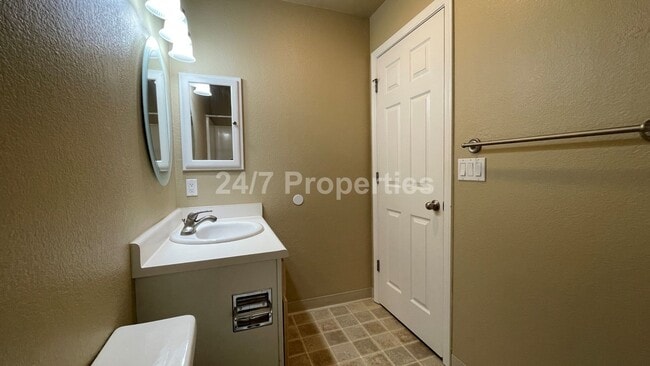 Building Photo - Beautiful 2 BD | 2 BA Condo w/ Amenities- Murrayhill!