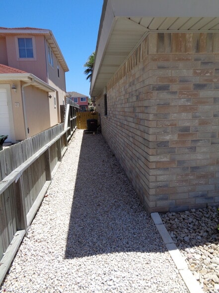 Side Yard - 15414 Grass Cay Ct