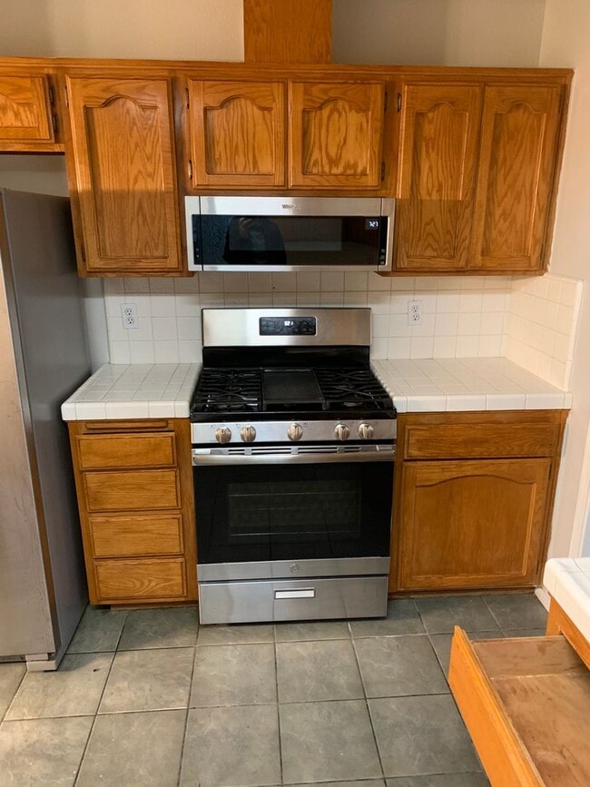 Building Photo - 3 Bedroom 2 Bath