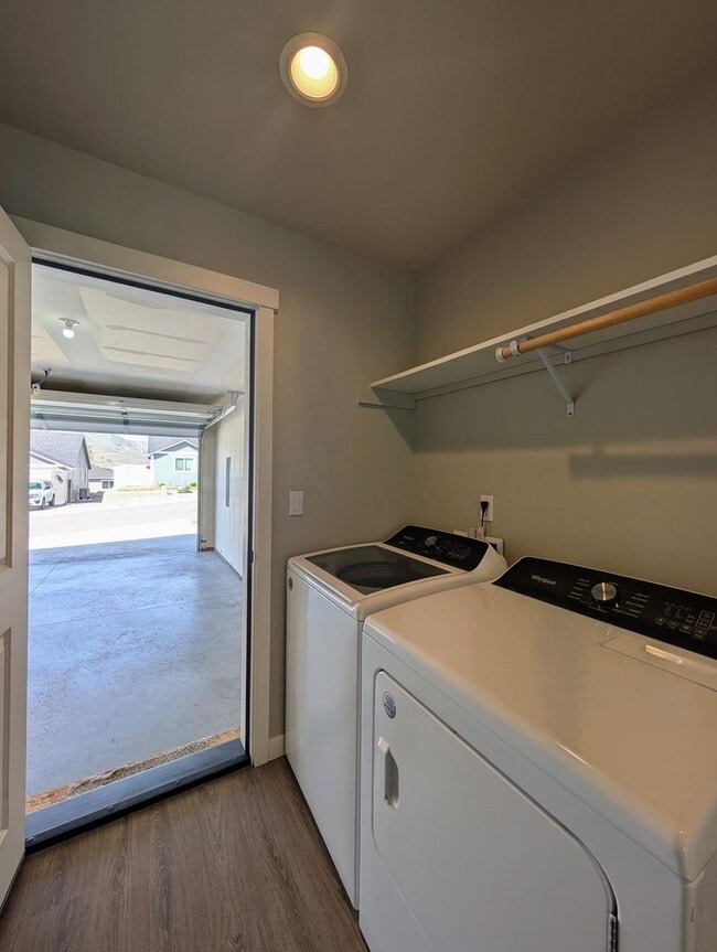 Building Photo - Charming 3-Bed, 2-Bath Home w/ Fenced Yard & W/D!