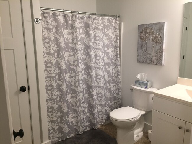 Building Photo - 3BR Shelburne Townhouse Available 6/1!
