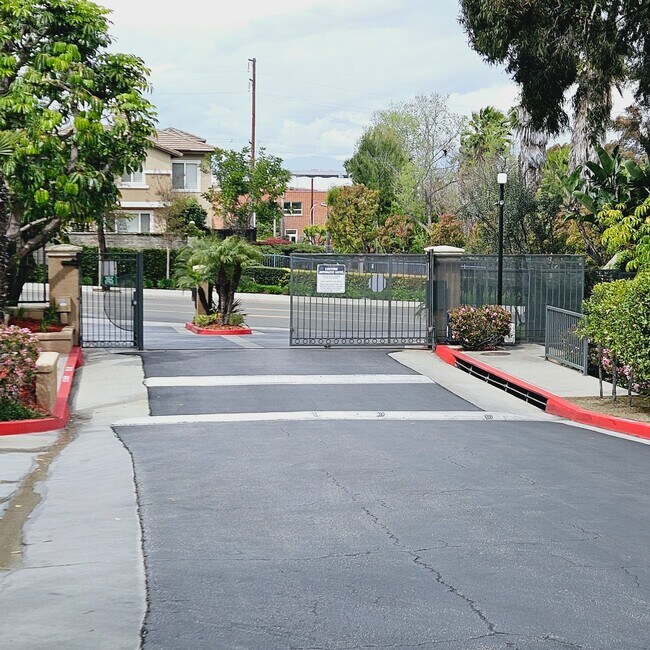 Gated Entry - 3448 Hathaway Ave