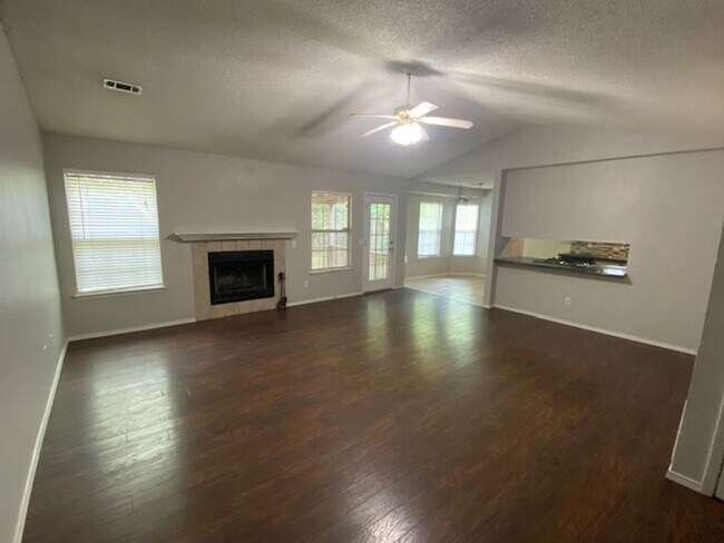 Building Photo - Cute 3 bedroom home in west Fayetteville