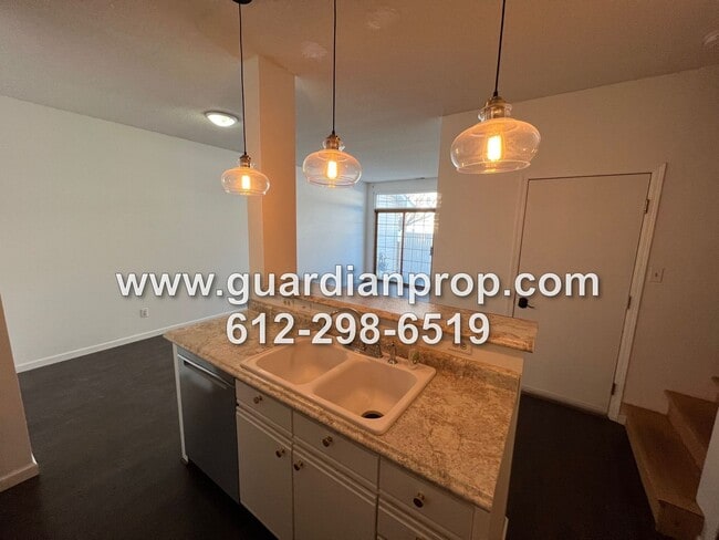 Building Photo - Woodbury Townhouse Available November 1, U...