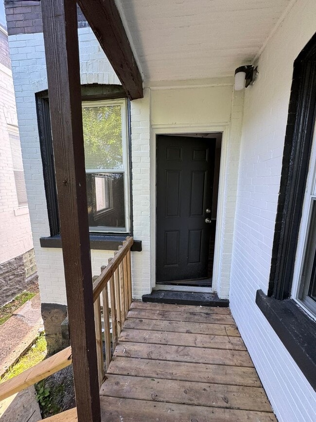 Building Photo - Lovely Two Bedroom Townhome