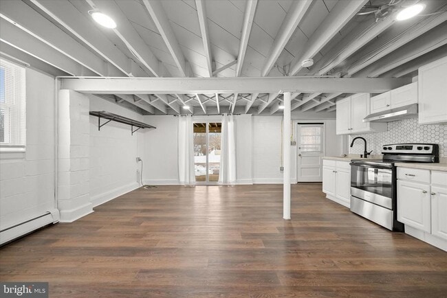 Building Photo - 1639 The Strand