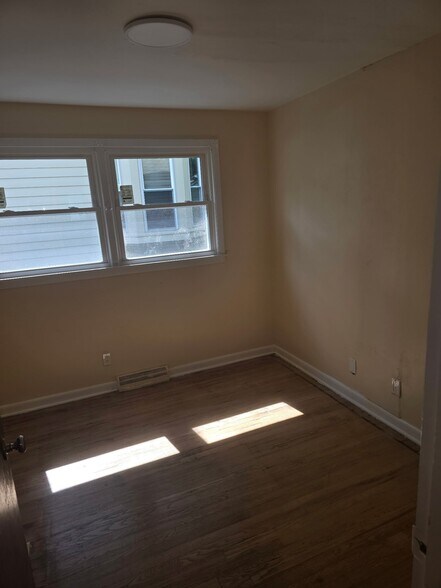 Building Photo - 176 Parkway Dr