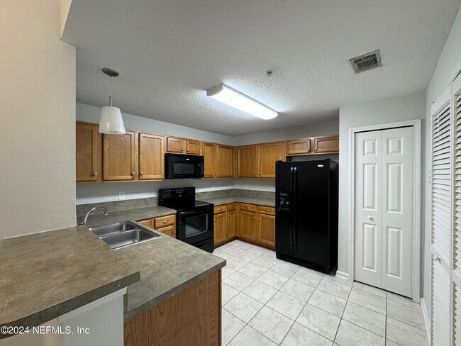 Building Photo - 6985 Ortega Woods Dr