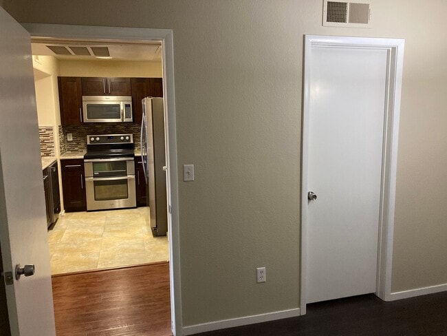 Building Photo - Gated community just minutes south of the strip, 2br/2bath, 2nd floor condo.