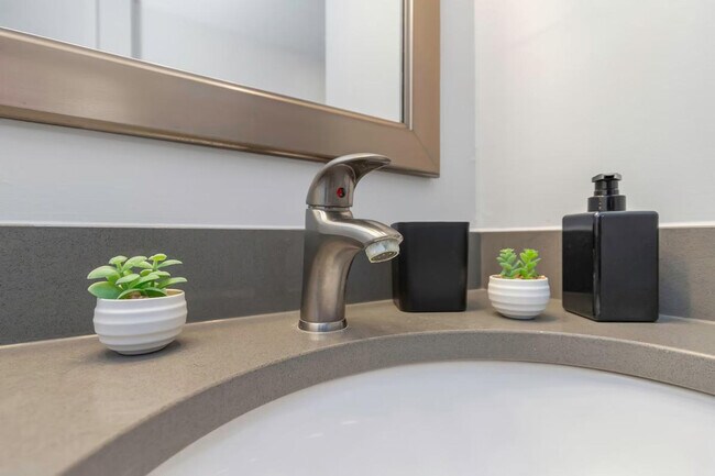 Building Photo - 4401 W Kennedy Blvd