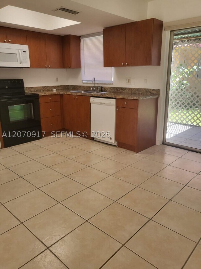 Building Photo - 2554 NW 52nd Ave