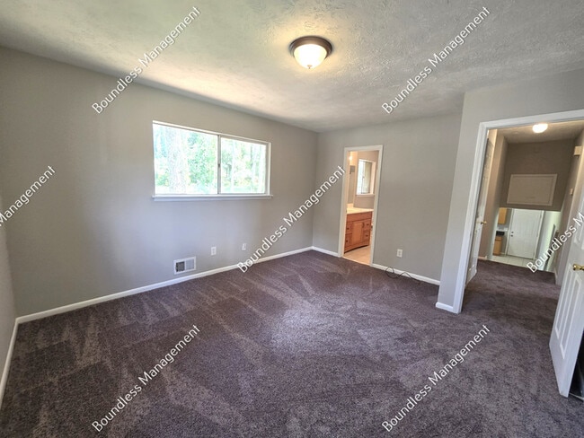 Building Photo - 8834 Homewood Dr