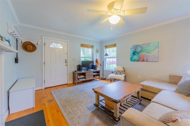 Building Photo - 115 Chisholm Pl