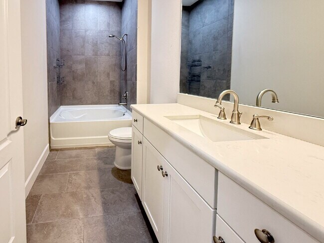 Building Photo - Elegant  2 bed, 2 bath Villa in BridgeWate...