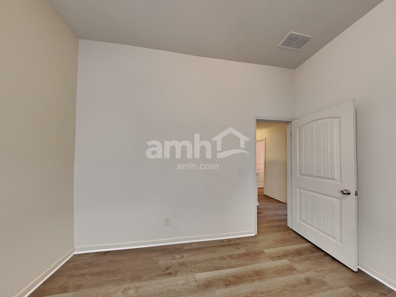 Building Photo - 908 Pine Ln