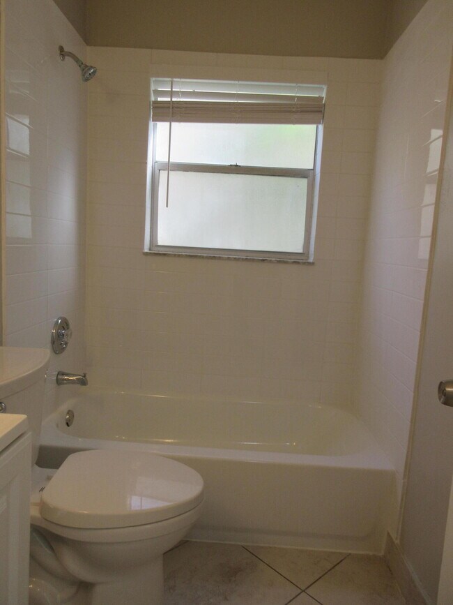 Building Photo - 4111 NW 114th Ave