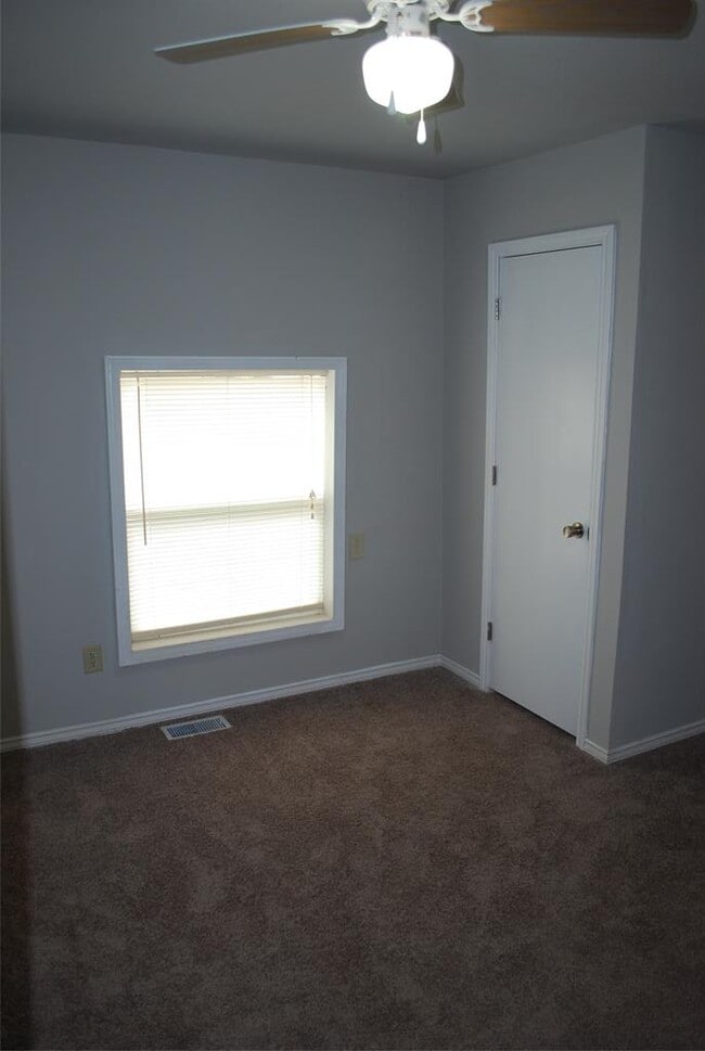 Building Photo - 1701 Parkview Terrace