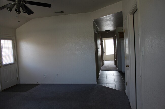 Building Photo - 406 Primrose Dr