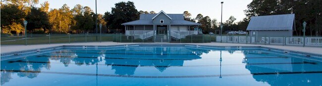 Building Photo - 3/2 fenced in yard & access to amenities!!