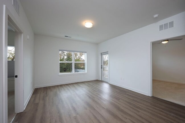 Building Photo - Attractive Condo 10 Minutes From Downtown Nashville!!
