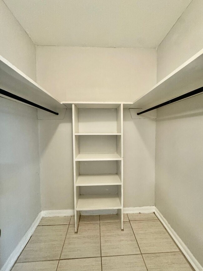 Building Photo - 2006 Sul Ross St