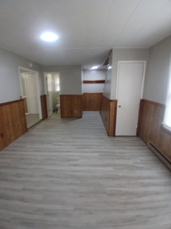 Building Photo - 3 Bedroom, 2 Full Bathrooms! Front Porch & Detached Garage!