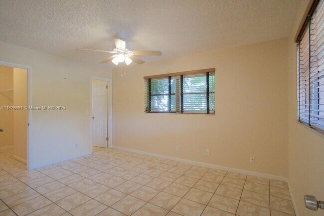 Building Photo - 4770 Holly Dr