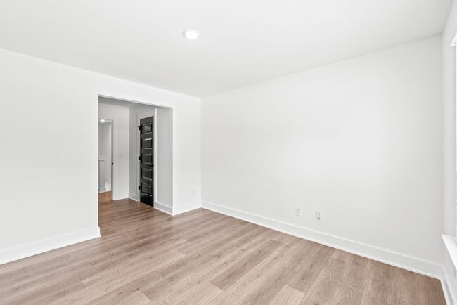 Building Photo - Move-in Ready Modern Townhome!!