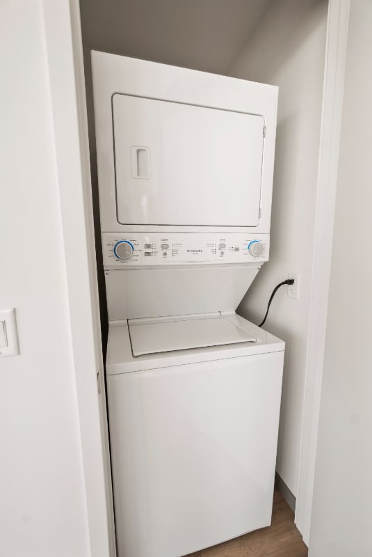 Building Photo - 559 S Damen Ave