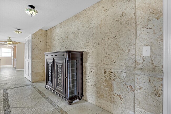 Building Photo - 1160 Hillsboro Mile