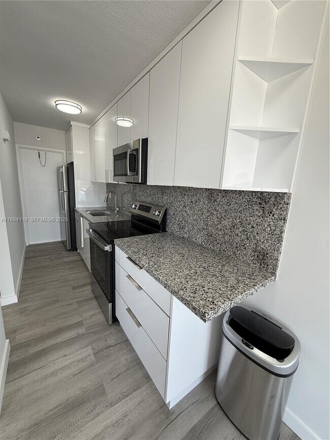 Building Photo - 1255 Collins Ave