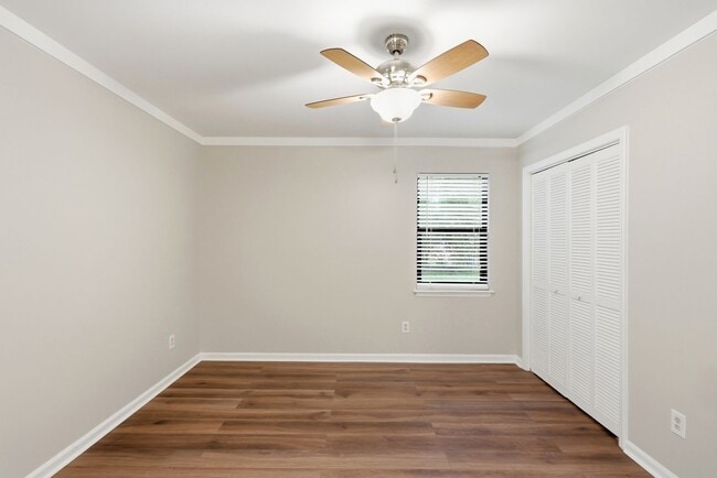 Building Photo - Renovated Ranch on a Quiet Cul-de-Sac with Vaulted Ceilings & Private Backyard